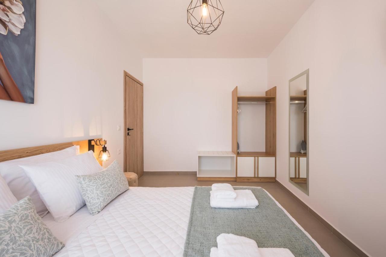 Indigo Blue Seaside Deluxe Apartments Kíssamos Екстериор снимка