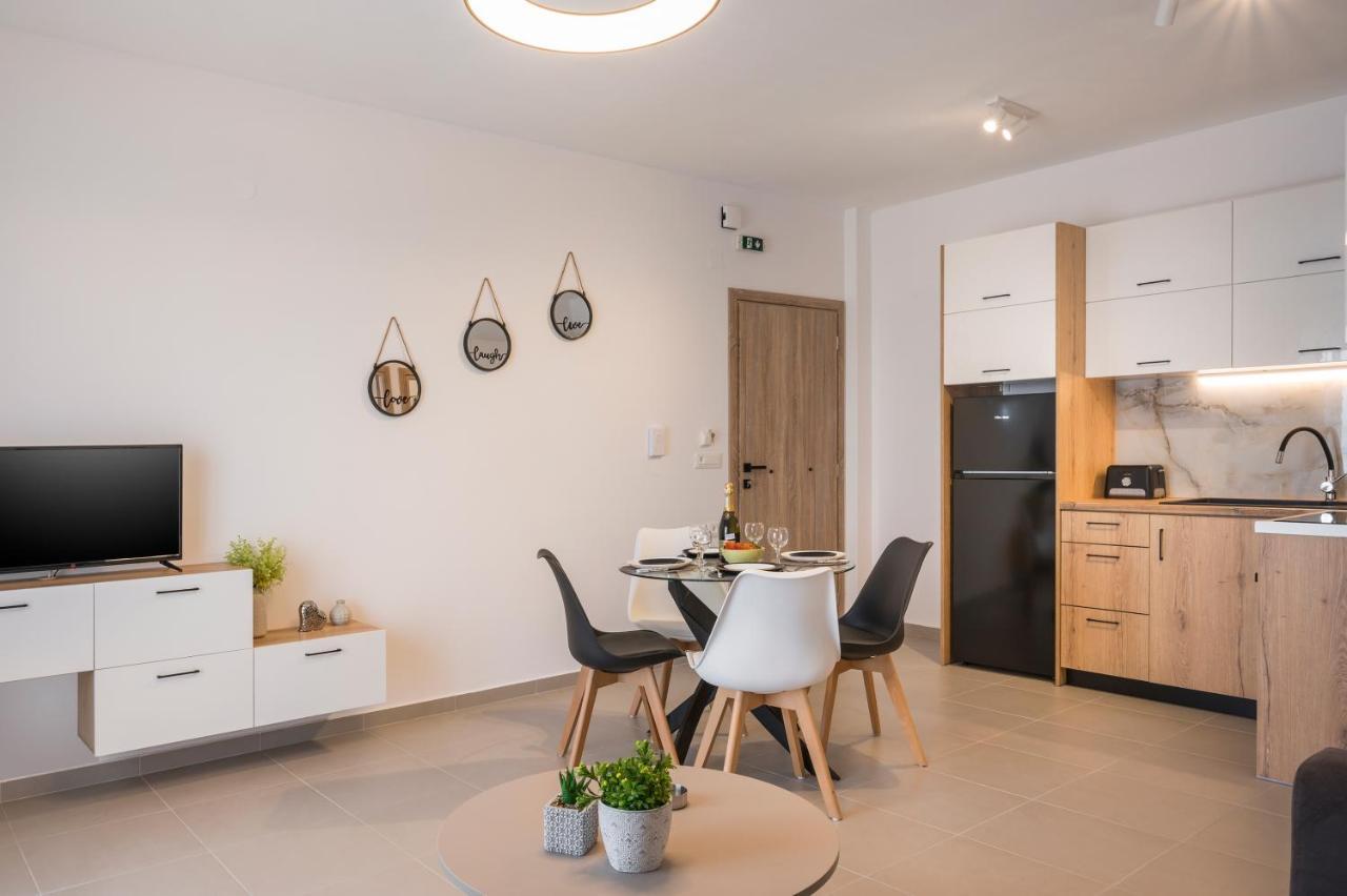 Indigo Blue Seaside Deluxe Apartments Kíssamos Екстериор снимка