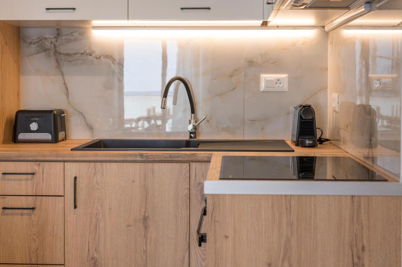 Indigo Blue Seaside Deluxe Apartments Kíssamos Екстериор снимка